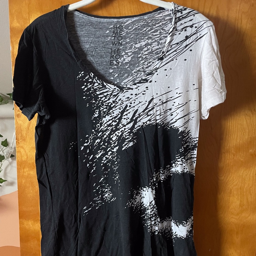 HOMETOWN HEROES	BLACK AND WHITE 100% COTTON TEE